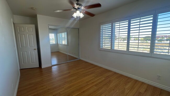 Building Photo - Townhouse in gated community near A.V. Col...