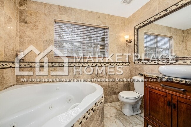 Building Photo - 2457 Lorraine Ct