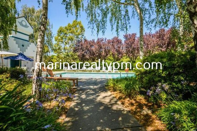 Building Photo - Gorgeous 3 bedroom 2.5 bath 2 story Townho...