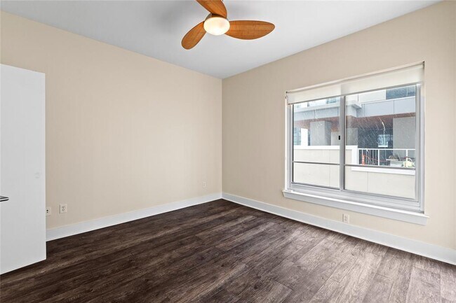 Building Photo - 603 Davis St