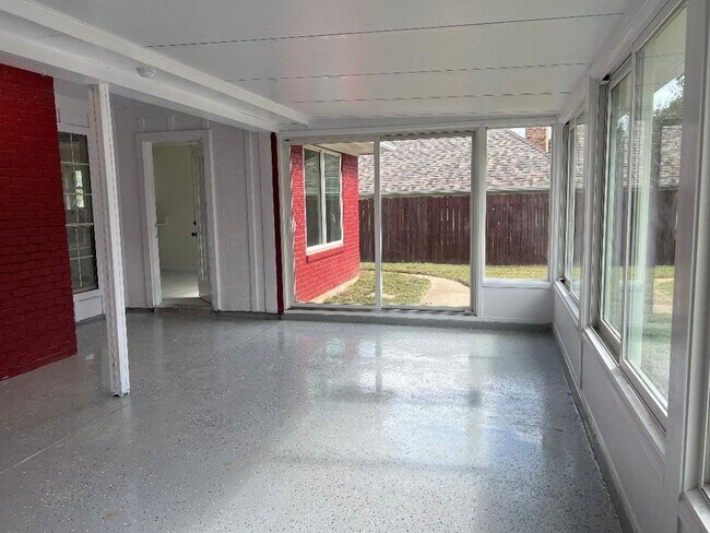 Building Photo - Welcome to this inviting 3-bedroom, 2-bathroom home in the heart of Cleburne, perfectly suited fo...