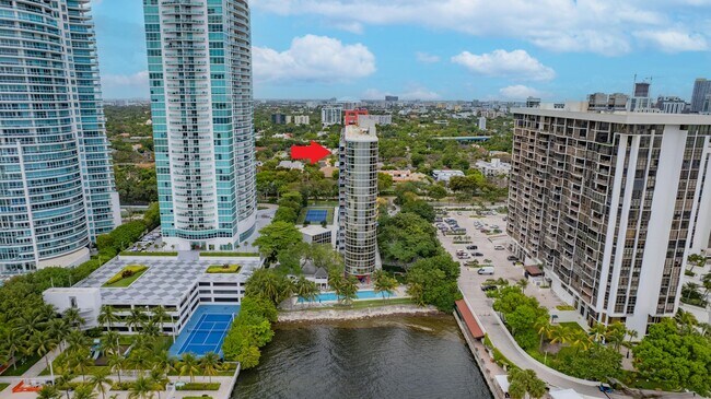 Building Photo - 2025 Brickell Ave