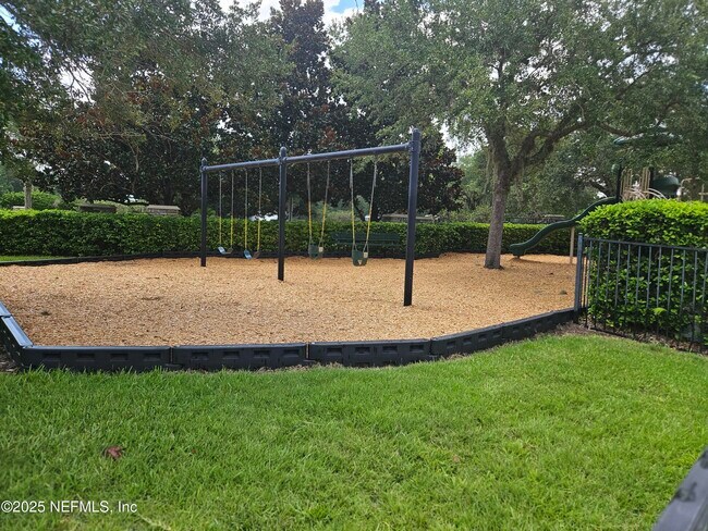 Building Photo - 8252 Hedgewood Dr