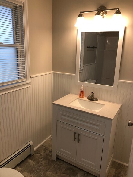 Bathroom - 916 Lennox St