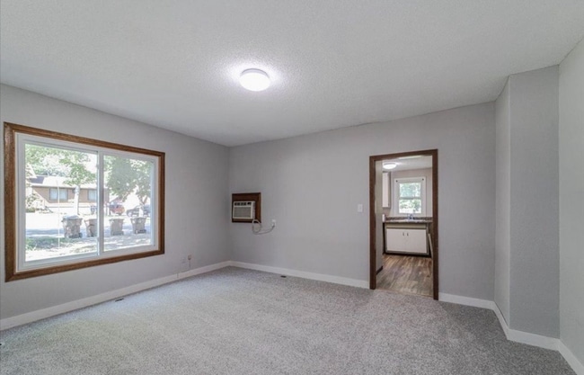 Building Photo - Beautiful 3-Bed 1-Bath Available Now in Hastings!