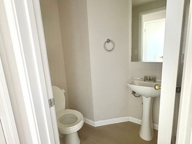 Building Photo - 3 Bedroom In Brentwood