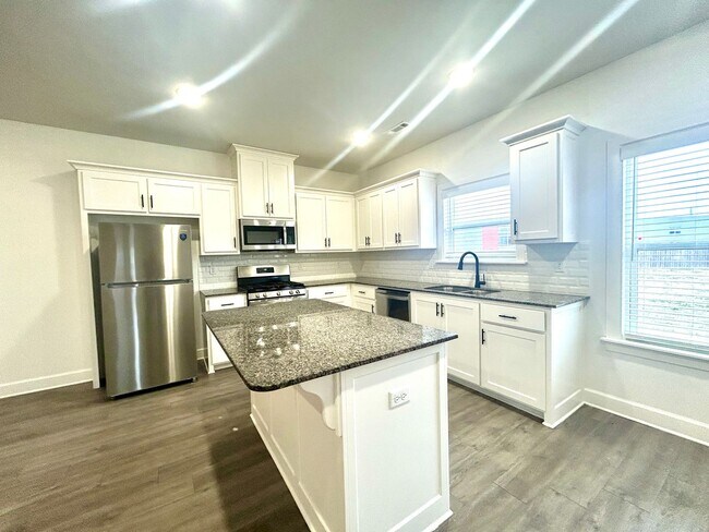 Building Photo - Centerton Home Available NOW! 4 bed, 2 full bath no carpet home. LARGE fenced backyard