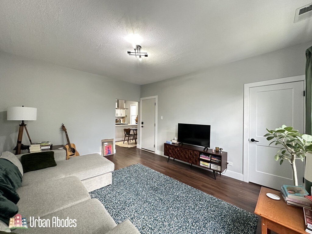 Building Photo - 1721 N Mozart St