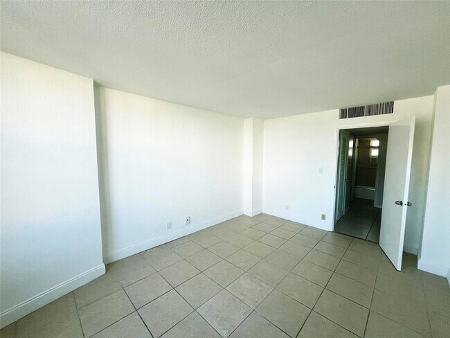 Building Photo - 301 N Ocean Blvd
