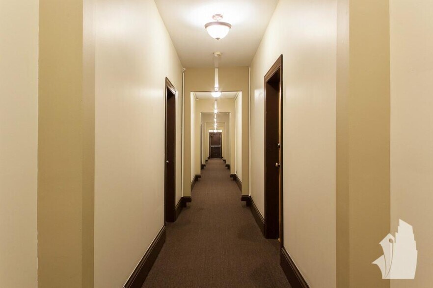 Building Photo - 635 W Barry Ave