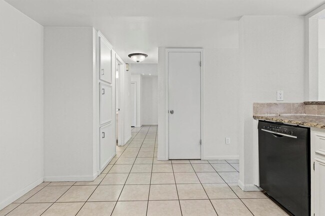 Building Photo - 8113 Baywood Dr