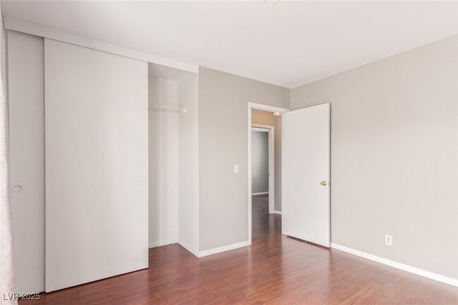 Building Photo - 557 Chelsea Dr
