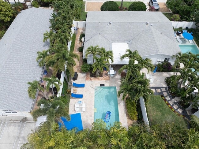 Building Photo - 342 NE 7th Ave