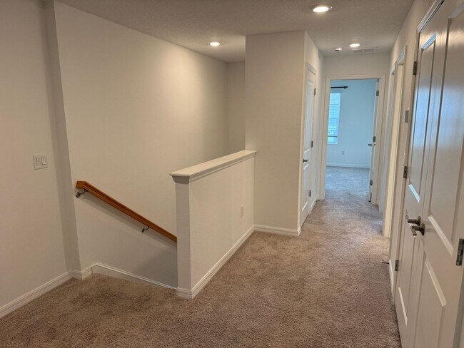 Building Photo - 3 Bedroom 2.5 Bath Townhouse W/1 Car garag...