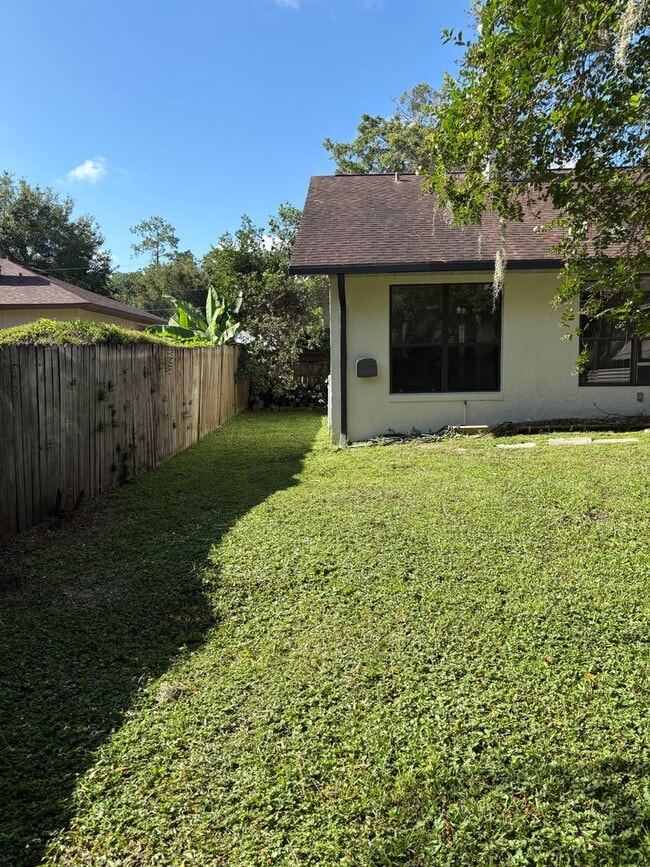 Building Photo - Pool Home in Desired SE Ocala