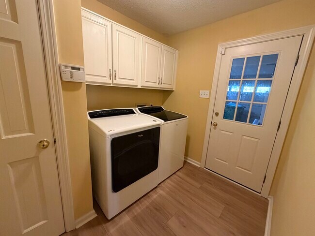 Building Photo - 8149 Kimbrook Dr