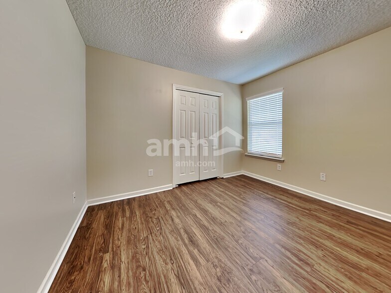 Building Photo - 7152 Rapid River Dr N