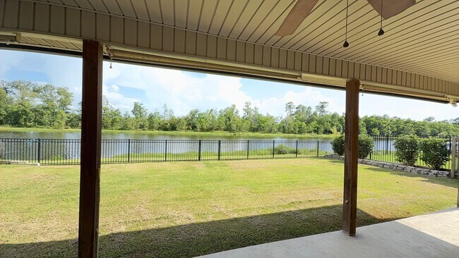 Building Photo - 3 Bedroom 2 Bath home located in coveted L...