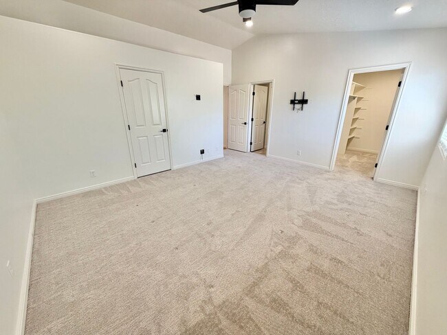 Building Photo - Beautiful Bloomington Area Home