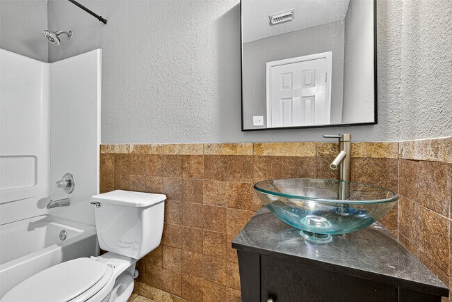 Building Photo - 5615 W Harrow Dr