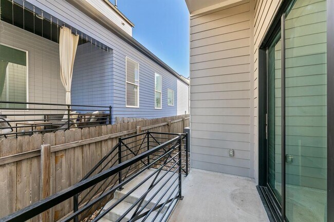 Building Photo - 6101 Florencia Ln