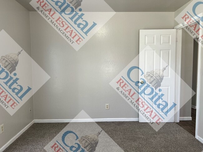 Building Photo - Charming 2 Bedroom