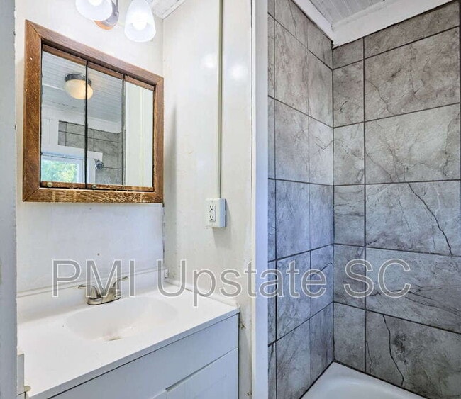 Building Photo - 10 E Main St