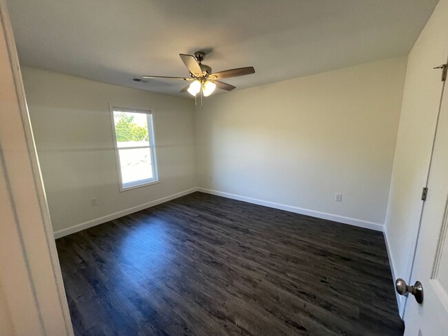 Building Photo - Available NOW! 2BR, 1BA Duplex in Super Co...
