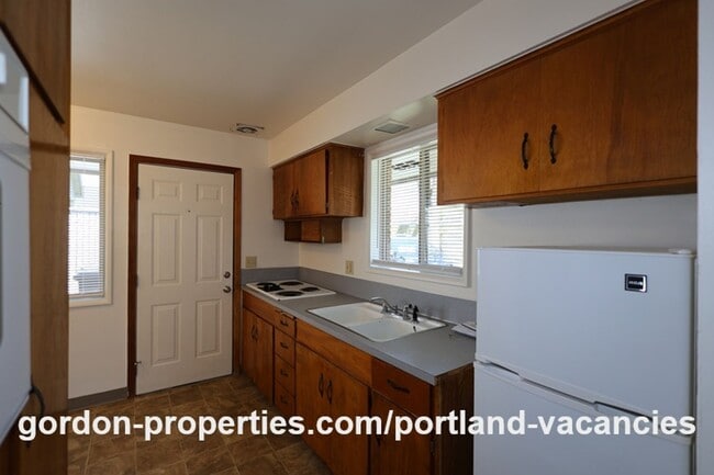 Building Photo - NE 65th Ave - End unit 1 bedroom apartment