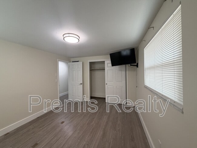 Building Photo - 2028 N Betty Ln