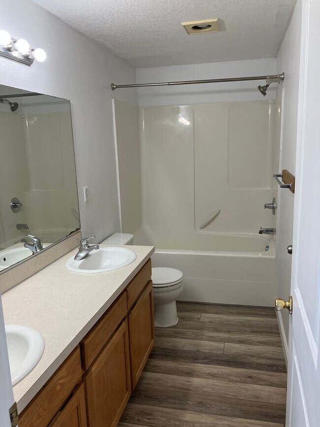 Building Photo - Three Bedroom Duplex in North Salem