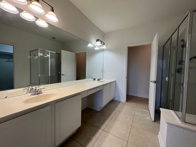 Building Photo - Beautiful 3 Bed 2 Bath with a Den Gated Co...