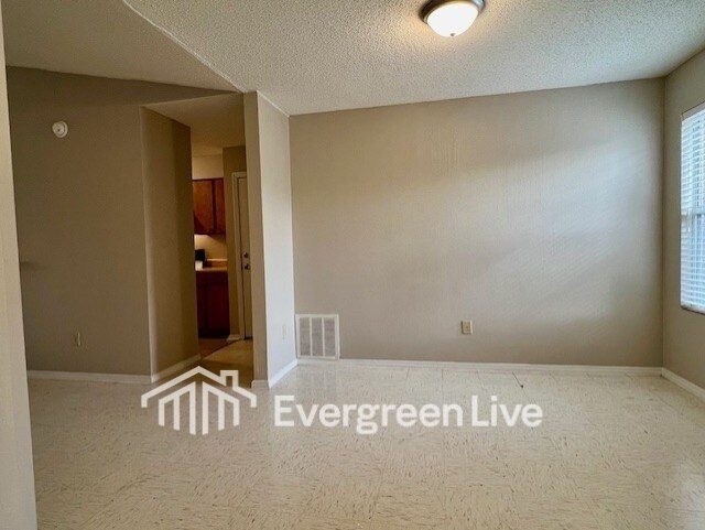 Building Photo - 107 Jardin Ct