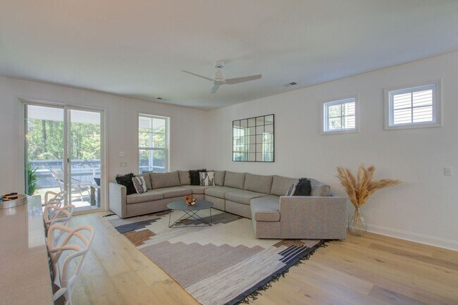 Building Photo - 4 Bedroom 2.5 Bath Townhome in Oyster Point - Mount Pleasant