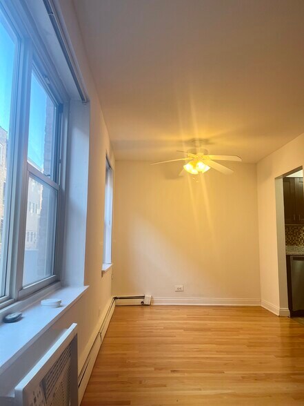 Building Photo - 3732 N Pine Grove Ave