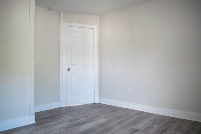 Building Photo - Renovated 3 Bedroom 2 Bathroom Single-Family Home!