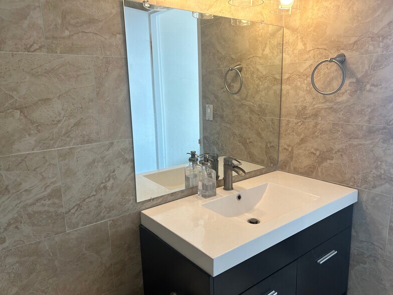 Building Photo - 905 Brickell Bay Dr