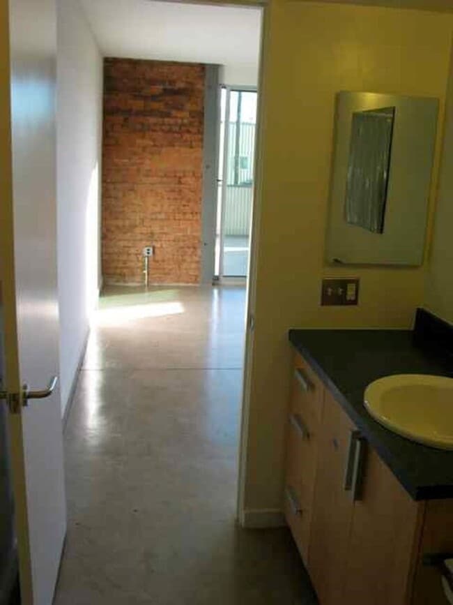 Building Photo - Studio unit at ICE HOUSE LOFTS!!