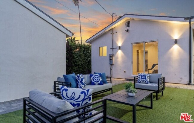 Building Photo - 19148 W Oxnard St