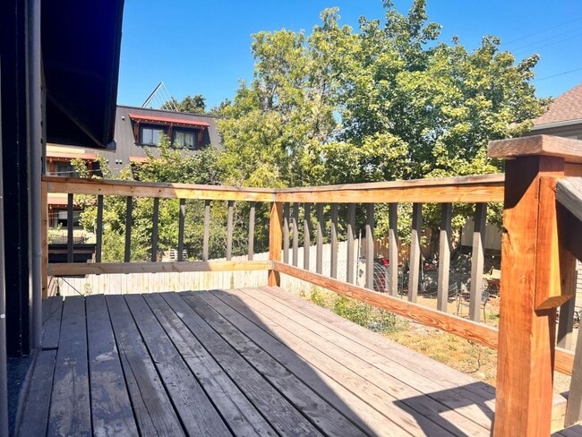 Building Photo - One Bedroom Apartment Home! Pet Friendly