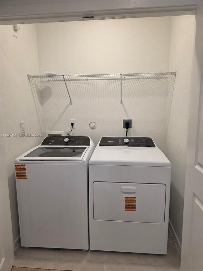 Building Photo - 261 NE 16th St