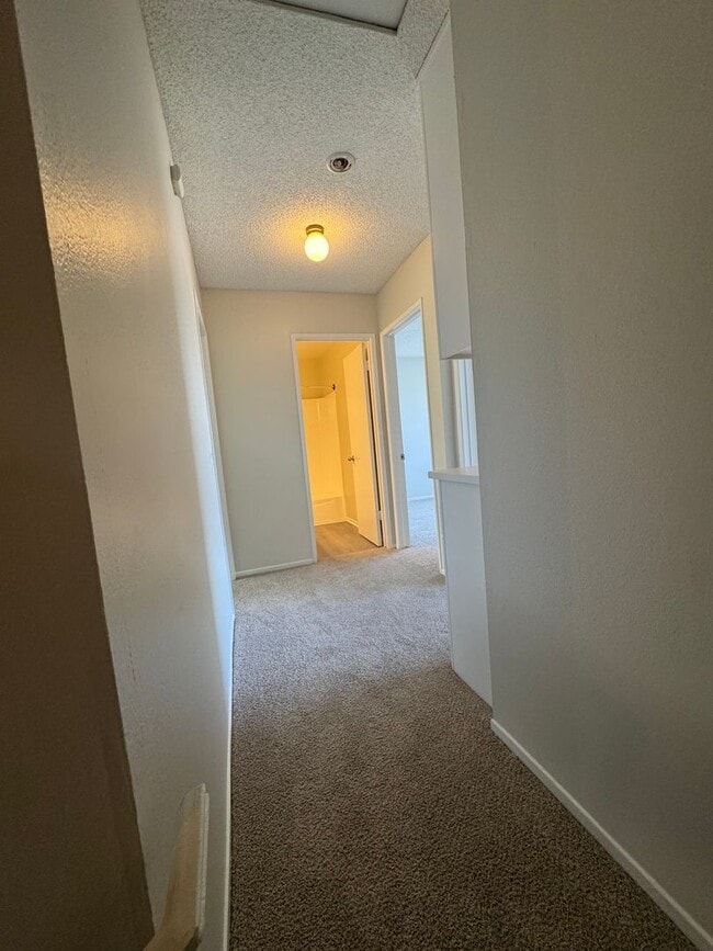 Building Photo - 3 Bed + 1.5 Bath Townhouse