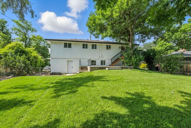 Building Photo - 10863 W 67th Pl