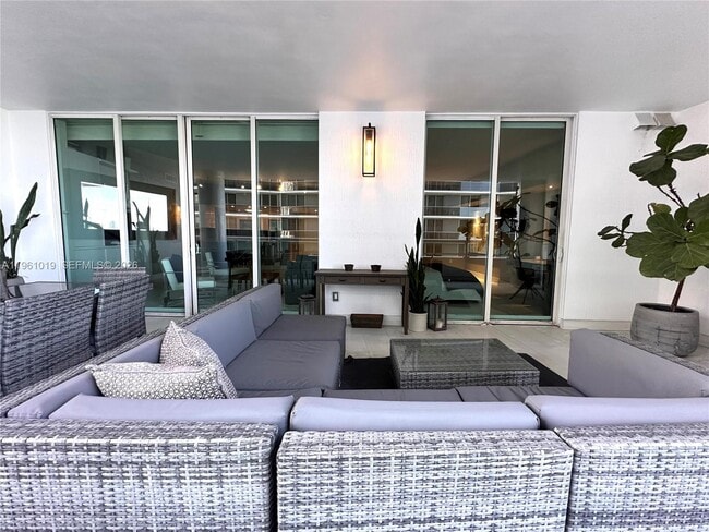 Building Photo - 1800 N Bayshore Dr