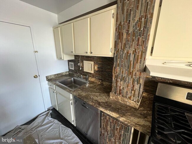 Building Photo - 6631 Wakefield Dr