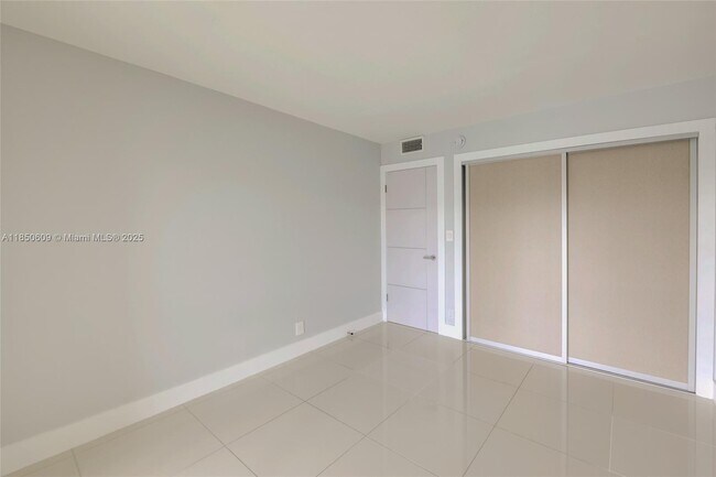 Building Photo - 1902 Bermuda Cir