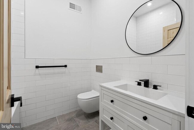 Building Photo - 458 W Earlham Ter