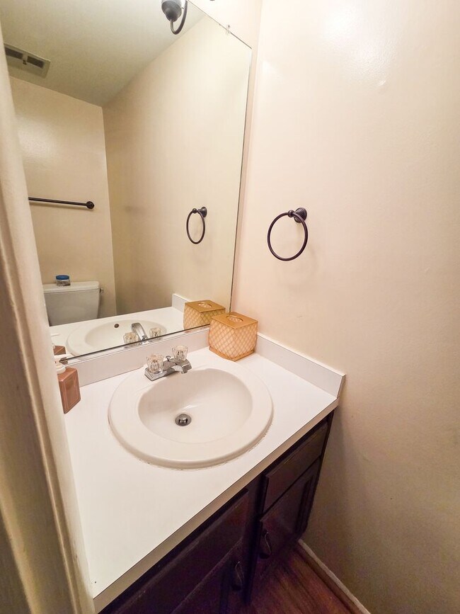 Building Photo - Beautiful 3BR Townhouse in Rockville/Derwood for early June Move-In!