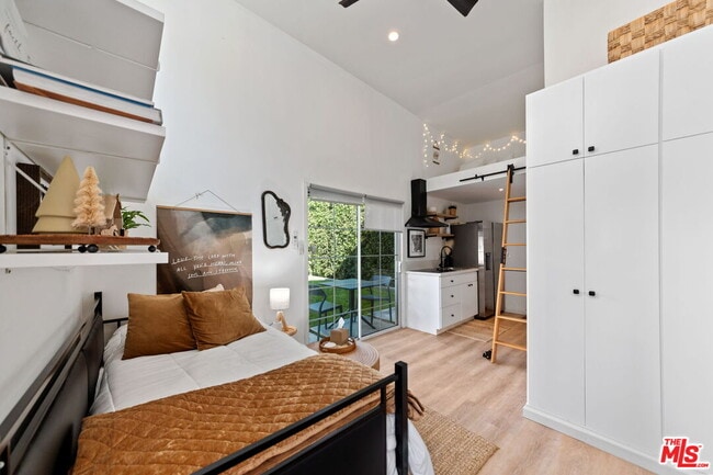 Building Photo - 358 N Bronson Ave