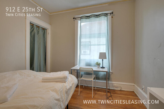 Building Photo - Updated 3 bed, 1 bath Apartment - With on-...